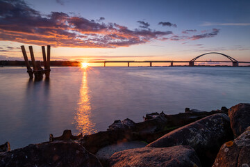 Blick auf die Fehmarnsundbr&uuml;cke vom Gro&szlig;enbroder Hafen im Sonnenuntergang