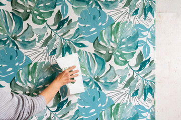 Pose de papier peint. Maroufler.