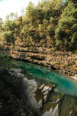 Piscina natural del río con barranco