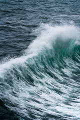 olas del océano rompiendo y salpicando