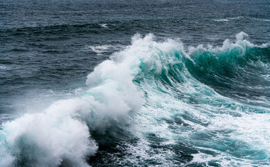 olas del océano rompiendo y salpicando