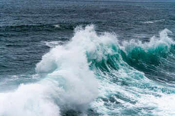 olas del océano rompiendo y salpicando