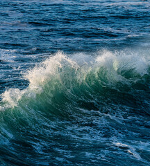 olas del océano rompiendo y salpicando