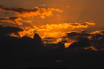 Nubes de atardecer con el sol de fondo