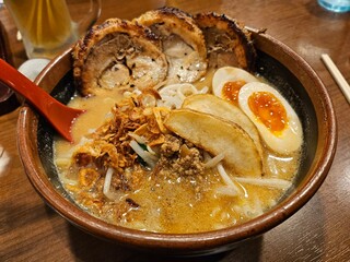 돼지고기가 올라간 일본 돈코츠 라멘