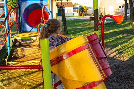 nena jugando en juegos de plaza