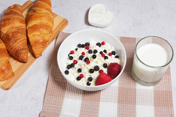 Breakfast with cottage cheese and berries.