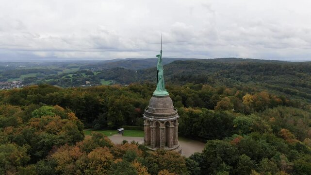 Hermannsdenkmal im Teutoburger Wald &ndash; Luftaufnahme des historischen Wahrzeichens bei Detmold, umgeben von malerischer Natur und dichten W&auml;ldern