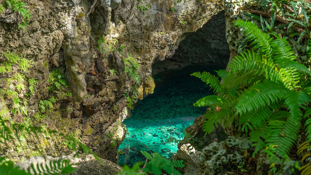 Cueva, con manantial subterraneo