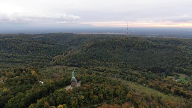 Hermannsdenkmal im Teutoburger Wald &ndash; Luftaufnahme des historischen Wahrzeichens bei Detmold, umgeben von malerischer Natur und dichten W&auml;ldern