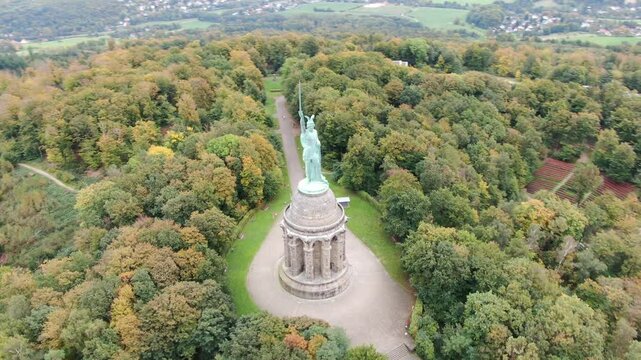 Hermannsdenkmal im Teutoburger Wald &ndash; Luftaufnahme des historischen Wahrzeichens bei Detmold, umgeben von malerischer Natur und dichten W&auml;ldern