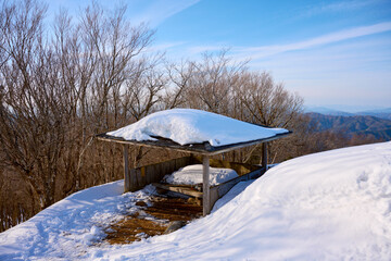 長老ヶ岳山頂の東屋, a gazebo in the snowy mountains