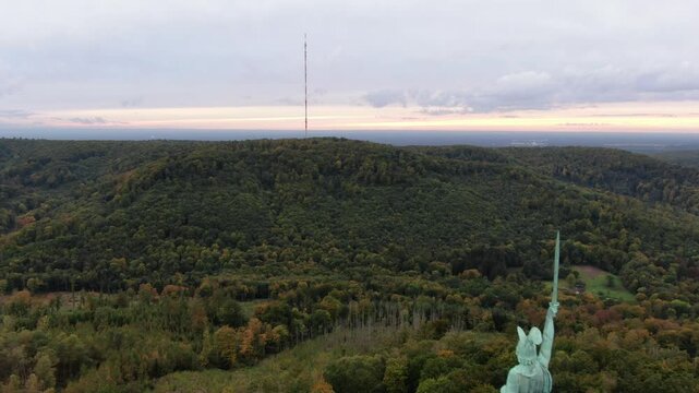 Hermannsdenkmal im Teutoburger Wald &ndash; Luftaufnahme des historischen Wahrzeichens bei Detmold, umgeben von malerischer Natur und dichten W&auml;ldern