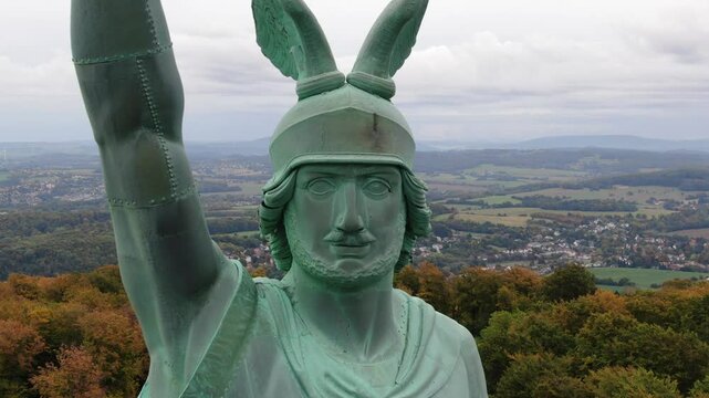 Hermannsdenkmal im Teutoburger Wald &ndash; Luftaufnahme des historischen Wahrzeichens bei Detmold, umgeben von malerischer Natur und dichten W&auml;ldern