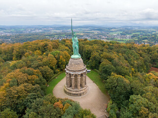 Hermannsdenkmal im Teutoburger Wald – Luftaufnahme des historischen Wahrzeichens bei Detmold, umgeben von malerischer Natur und dichten Wäldern
