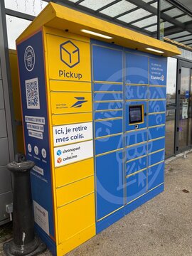 relais pick-up la poste pour retrait de colis automatique en ext&eacute;rieur