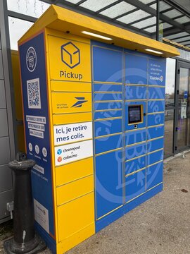 relais pick-up la poste pour retrait de colis automatique en ext&eacute;rieur