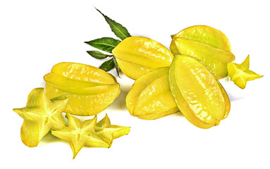 Owoce karamboli na białym tle z zielonymi liśćmi w tle © Jolaya