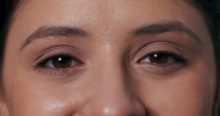 Fototapeta premium Delightful portrait video capturing a girl looking directly at the camera, playfully blinking, and breaking into laughter.