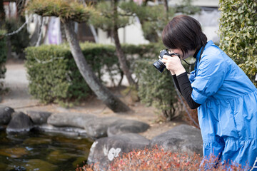 Fototapeta premium 旅先でカメラを構える女性