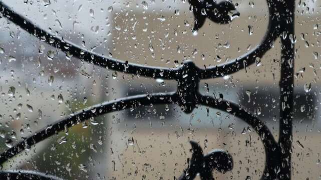 It's raining and the rainwater hits the window.비가 와서 빗물이 유리창에 부딪힙니다.