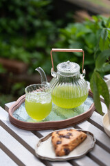 庭で飲むお茶とおやつ