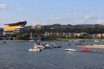 Obraz premium View over the confluence of the Allegheny River and Olentangy River in downtown Pittsburgh, Pennsylvania
