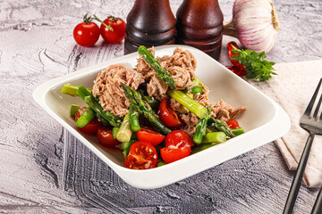 Canned tuna with asparagus salad