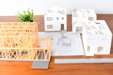 Obraz premium 机に置かれた住宅・不動産模型のイメージ