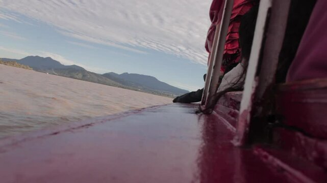 Un barco de pasajeros viajando a trav&eacute;s de una laguna.