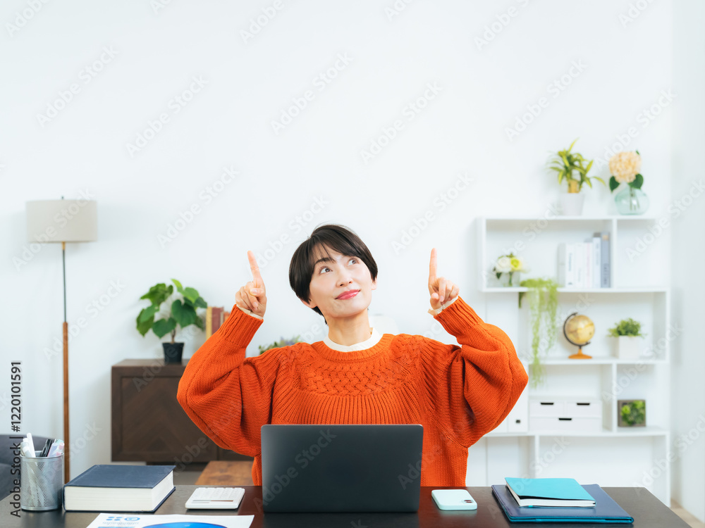Aufkleber 広告、宣伝、女性、ミドル、カジュアル、笑顔、指さす、案内、紹介、誘導、PR、指す、指導、ガイド、ガイダンス、アドバイザー、セミナー、教える、レッスン、お知らせ、告知、報告、見せる、提案、アドバイス、研修、教育、CM、おすすめ、勧める、説明、解説、インテリア、室内、ミドルエイジ、中高年、主婦、フリーランス、リビングルーム、仕事、副業、資格、DX、コピースペース、空白、白バック、URL、リンク、文字ス