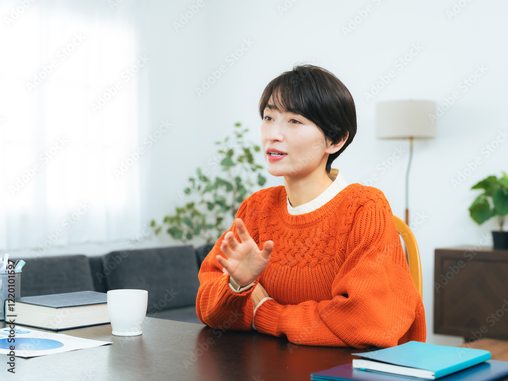 Poster インタビュー、女性、日本人、会話、面談、話す、カジュアル、室内、ビデオ通話、ZOOM、ビデオ会議、主婦、ミドル、ミドルエイジ、中高年、30代、40代、インテリア、ライフスタイル、美容、笑顔、説明、ウェビナー、面接、リモート、在宅勤務、フリーランス、おしゃれ、デスク、仕事、コピースペース、広告、ジェスチャー、リビングルーム、SOHO、ノマド、働く、ファッション、美人、配信、動画、ライブ、取材、カウン