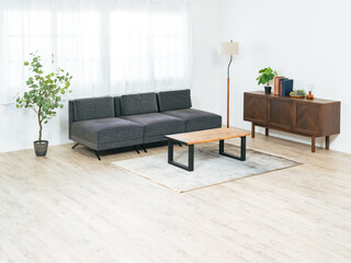リビングルーム、インテリア、家具、フローリング、コピースペース、床材、フロアタイル、フロアパネル、無垢材、木製、清潔感、清掃、掃除、明るい、シンプル、暮らし、ライフスタイル、モダン、おしゃれ、内装、ソファー、爽やか、室内、住宅、住まい、マンション、アパート、無人、自然光、窓、カーテン、スタイリッシュ、コーディネート、ランプ、雑貨、カジュアル、部屋、ラグジュアリー、ラグ、モデルハウス、モデルルーム、