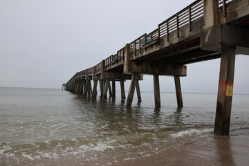 Fototapeta premium Ocean front with a sandbar and a fishing pier at Jacksonville Beach, Florida. 