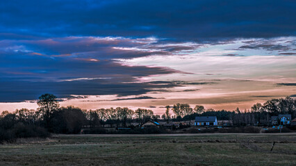 Wiecz&oacute;r w polu