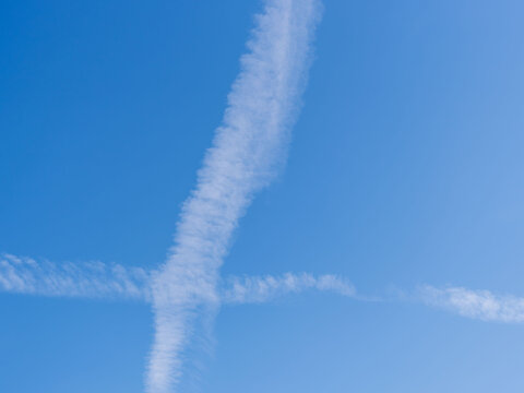 青空に十字の飛行機雲04