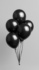 空中に浮かぶ黒い風船の束