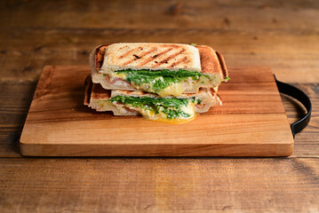 からし菜とベーコンチーズのホットサンド