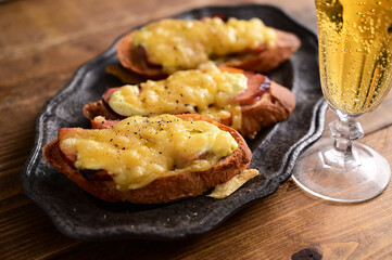 植物性のチーズを使った焼き豚チーズバケット