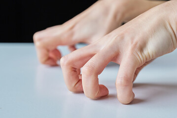 爪を立てて苛立ちを表す人の手元