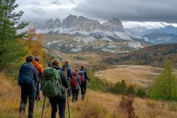Obraz premium A group of people are hiking up a mountain trail