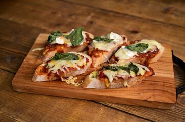 トマトソースバケットピザ