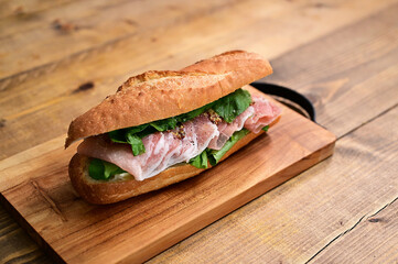 生ハムとルッコラのバケットサンド