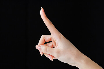 人差し指でタッチするしぐさをする