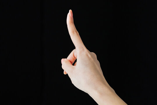 人差し指でタッチするしぐさをする