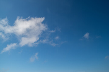 見上げると綺麗な青い空