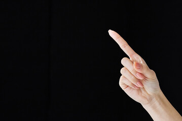 人差し指で指差すしぐさをする