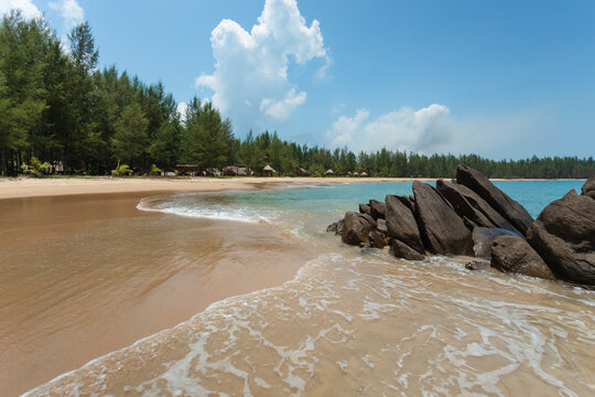 Koh Phra Thong is located in Kura Buri, Phang Nga. It covers an area of ​​102 sq. km.,the largest island in Phang Nga Province. It has a wide beach, beautiful sea with gentle waves, and savannah field