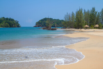 Koh Phra Thong is located in Kura Buri, Phang Nga. It covers an area of ​​102 sq. km.,the largest island in Phang Nga Province. It has a wide beach, beautiful sea with gentle waves, and savannah field