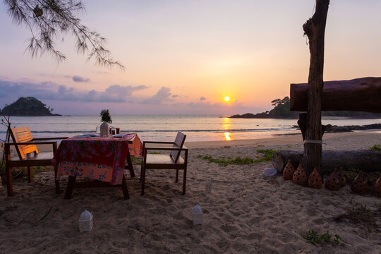 Koh Phra Thong is located in Kura Buri, Phang Nga. It covers an area of ​​102 sq. km.,the largest island in Phang Nga Province. It has a wide beach, beautiful sea with gentle waves, and savannah field